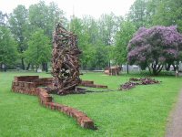 Cherie Sampson (USA): Peat Shrine (turvepyhkk). Ympristtaidenyttely Tampereen Sorsapuistossa Wise Use of Peatlands -kongressin yhteydess 2004